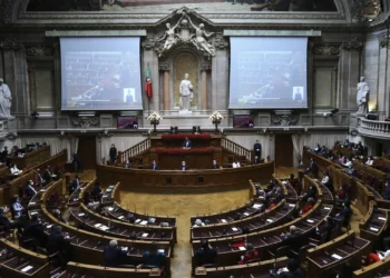 Sessão solene do 25 de Abril vai ser mesmo realizada