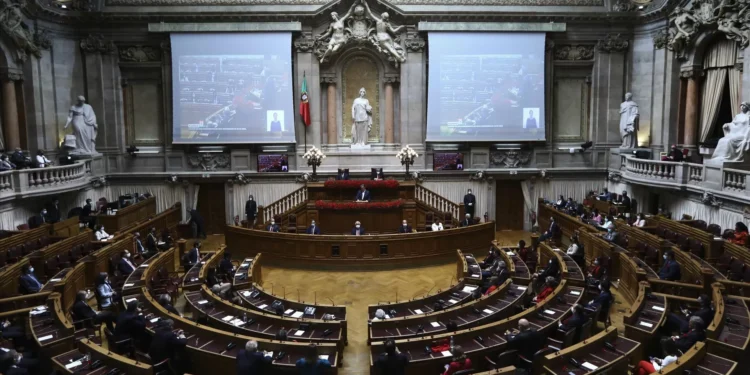 Sessão solene do 25 de Abril vai ser mesmo realizada