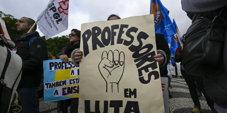 Professores. Aprovado regime especial de recuperação do tempo de serviço