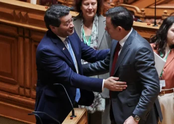 Montenegro coloca Chega em tribunal e pede retirada de cartazes onde aparece ao lado de Sócrates