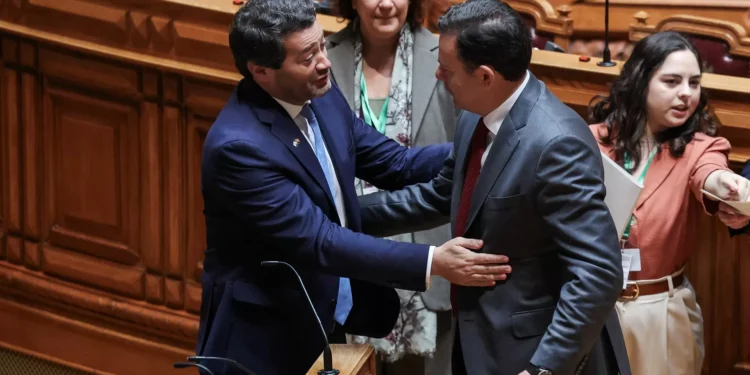 Montenegro coloca Chega em tribunal e pede retirada de cartazes onde aparece ao lado de Sócrates