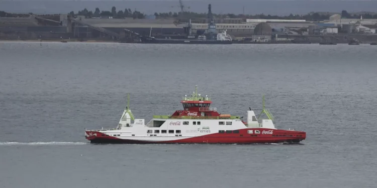 Trabalhadores da Atlantic Ferries em plenário com paragem de atividade
