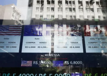 Brasil regista primeira balança comercial negativa mensal em três anos