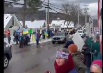 “Que vergonha”. JD Vance recebido com protestos em Vermont