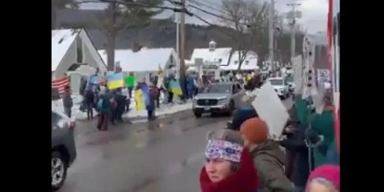 “Que vergonha”. JD Vance recebido com protestos em Vermont