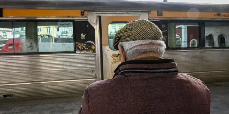 CP aumenta oferta na Linha de Cascais nas horas de ponta a partir de hoje