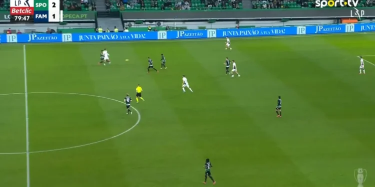 Arrepiante. Maxi Araújo expulso após entrada grosseira sobre Gustavo Sá