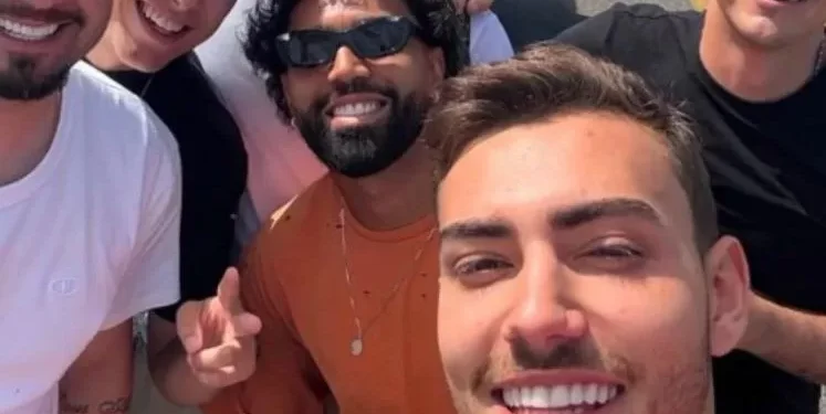 Vitor Roque desembarca no Brasil e veste camisa do Palmeiras; veja