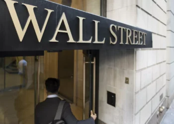 Wall Street fecha em alta uma sessão tranquila à espera das taxas