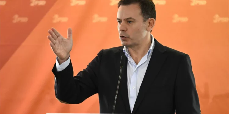 Montenegro não recua na moção de confiança