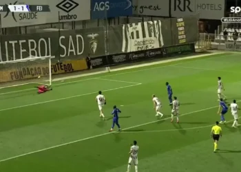 Vinicius em dia não. Guarda-redes do Portimonense sofreu dois ‘frangos’