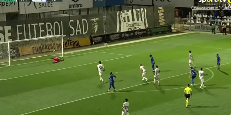 Vinicius em dia não. Guarda-redes do Portimonense sofreu dois ‘frangos’