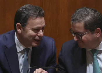 Ministro das Finanças diz que moção de confiança não se justifica se moção de censura for rejeitada