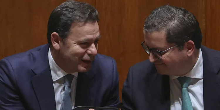 Ministro das Finanças diz que moção de confiança não se justifica se moção de censura for rejeitada