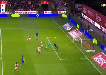 Samu pediu penálti para o FC Porto neste lance. Godinho mandou seguir