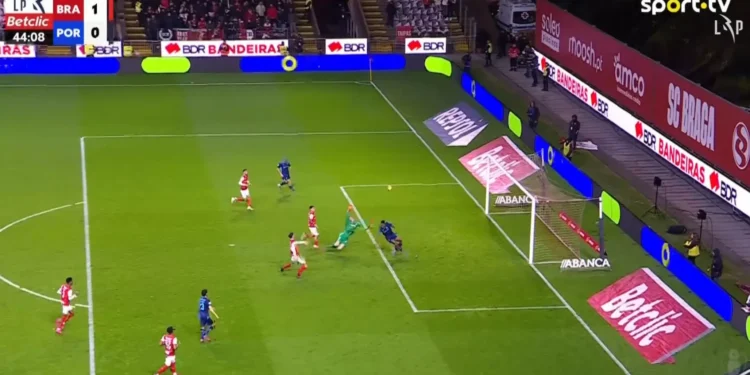 Samu pediu penálti para o FC Porto neste lance. Godinho mandou seguir