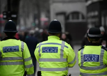 Mulher encontrada morta em casa em Inglaterra. Jovem ferido foi detido