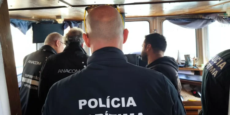 Polícia Marítima fiscaliza embarcações no porto de pesca de Peniche