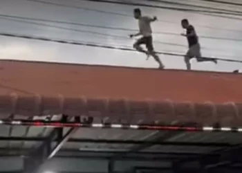 Vídeos mostram fuga de dezenas de reclusos em prisão na Indonésia