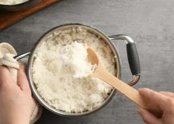 Truque para cozinhar arroz branco sem prejudicar a saúde. Fácil e eficaz!