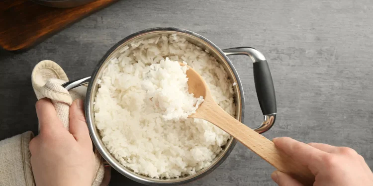 Truque para cozinhar arroz branco sem prejudicar a saúde. Fácil e eficaz!