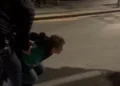 Dois manifestantes detidos junto à residência de Netanyahu. As imagens