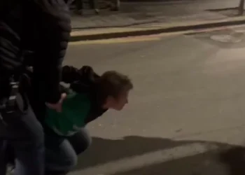 Dois manifestantes detidos junto à residência de Netanyahu. As imagens