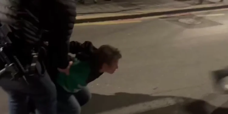 Dois manifestantes detidos junto à residência de Netanyahu. As imagens