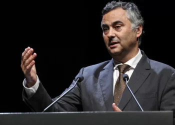 Ministro acusa governos socialistas de terem deixado milhares de investigadores na precariedade