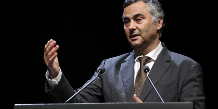 Ministro acusa governos socialistas de terem deixado milhares de investigadores na precariedade