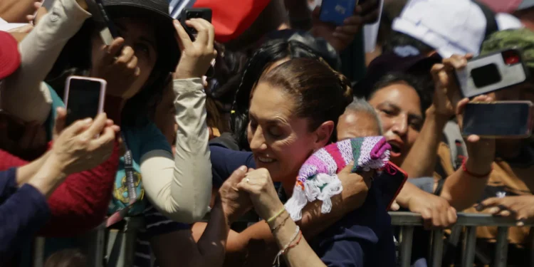 Milhares celebram no México adiamento de taxas sobre importações pelos EUA