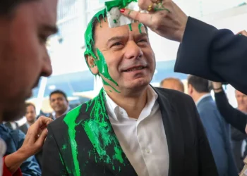 Ativista que atingiu Luís Montenegro com tinta condenado a multa de 1600 euros