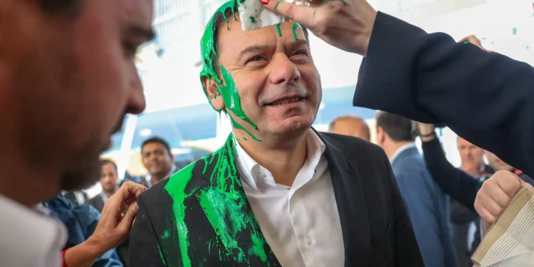 Ativista que atingiu Luís Montenegro com tinta condenado a multa de 1600 euros