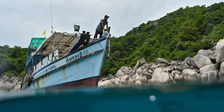 Barco incendeia-se com mais de 20 pessoas a bordo na Tailândia