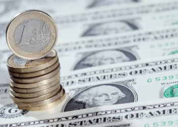 Euro volta a cair e mantém-se abaixo de 1,10 dólares