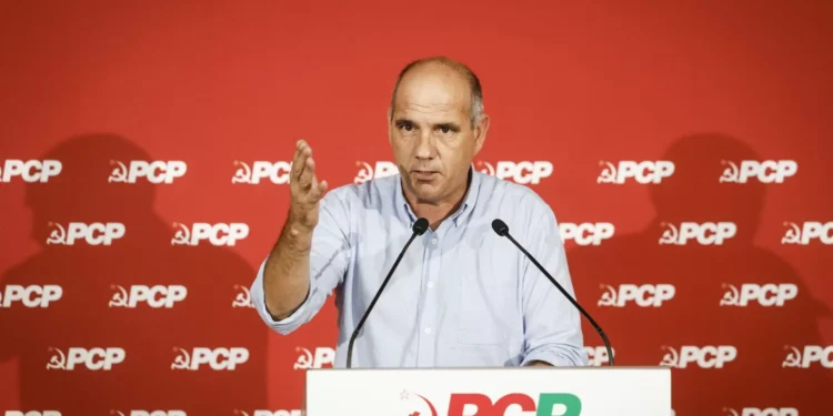 PCP quer aumento de salários imediato e lembra que há dois projetos em confronto nas próximas eleições