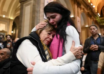 Entre lágrimas e orações, milhões de fiéis choram morte do Papa