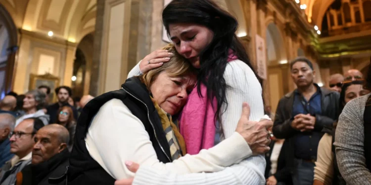 Entre lágrimas e orações, milhões de fiéis choram morte do Papa