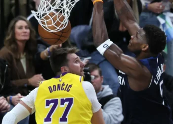 Los Angeles Lakers, de Doncic e Lebron James, à beira da eliminação