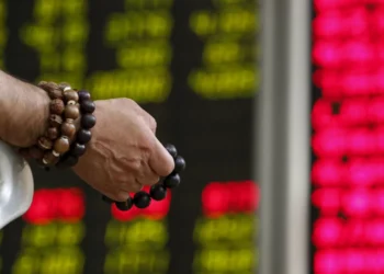 Mercados bolsistas asiáticos recuam após frentes abertas em Washington