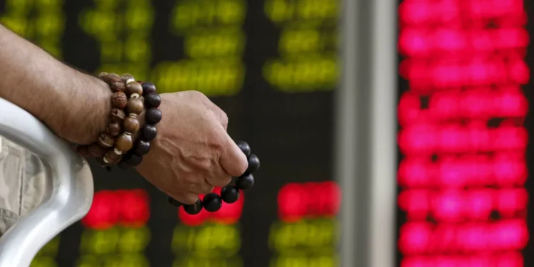 Mercados bolsistas asiáticos recuam após frentes abertas em Washington