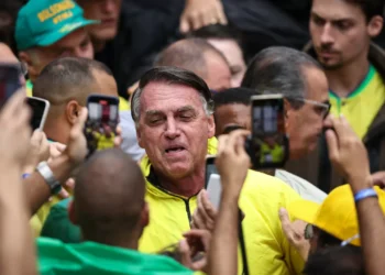Bolsonaro declara esperar “ajuda de fora” em manifestação de milhares