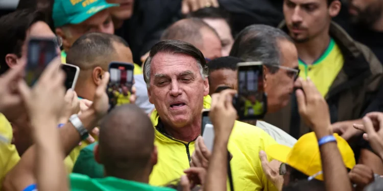 Bolsonaro declara esperar “ajuda de fora” em manifestação de milhares