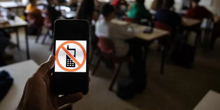 Redes sociais: AD pode limitar número de horas e conteúdos a que crianças podem aceder