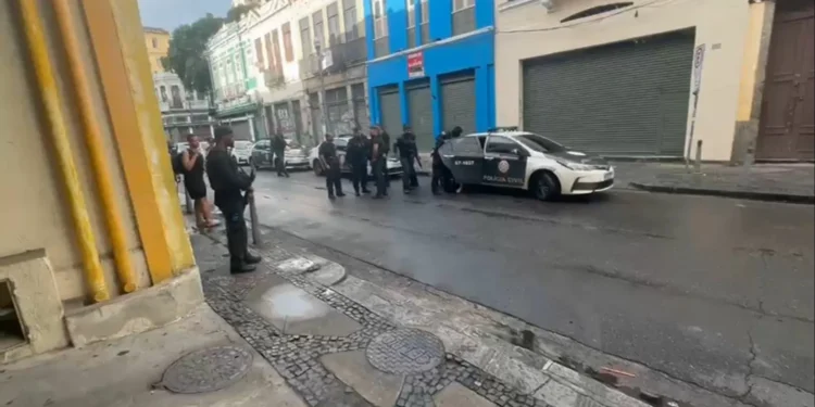 “Furada”: homem vai jogar futebol em quartel da PM no Rio e é preso