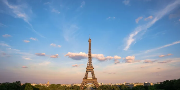 Torre Eiffel às escuras em sinal de luto pelo Papa Francisco