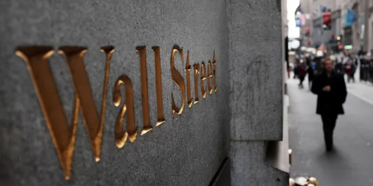 Wall Street fecha em baixa após volatilidade elevada e atenta à guerra comercial