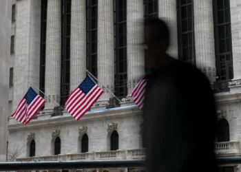 Após tarifas, pânico leva Wall Street à maior queda diária em 5 anos