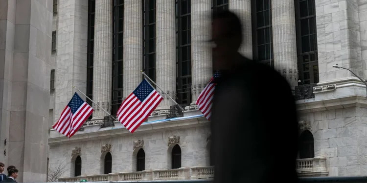 Após tarifas, pânico leva Wall Street à maior queda diária em 5 anos