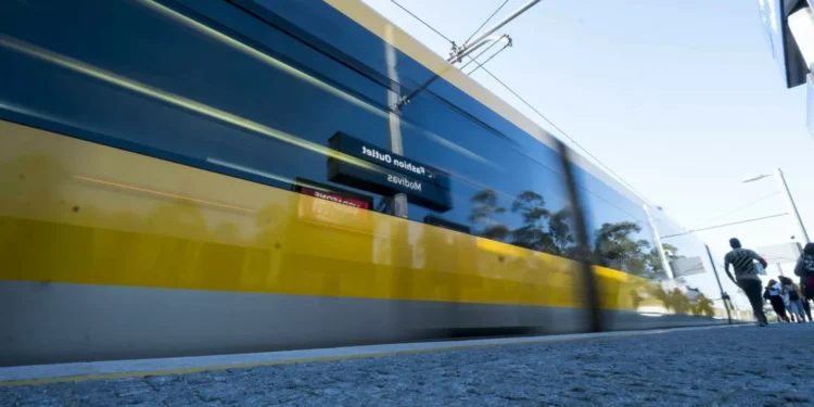 Metro do Porto retoma operação às 06h00 de terça-feira